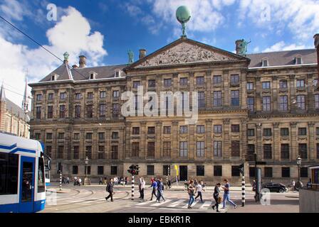 Activité de rue animée près de Koninklijk Paleis à Amsterdam par une journée ensoleillée avec piétons et tramway. Pays-Bas, Europe Banque D'Images