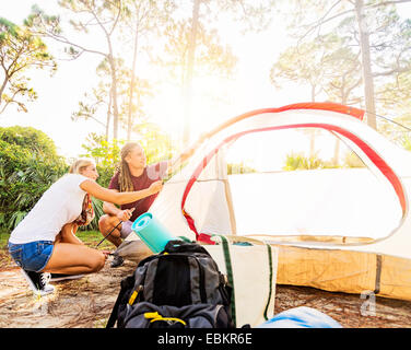 USA, Floride, Tequesta, Couple setting up tent in forest Banque D'Images