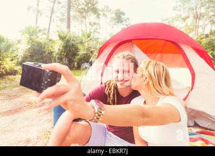 USA, Floride, Tequesta, Couple taking selfies Banque D'Images