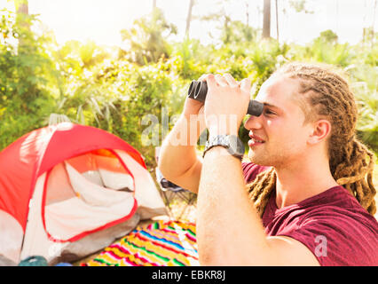 USA, Floride, Tequesta, jeune homme regarder les oiseaux avec des jumelles Banque D'Images