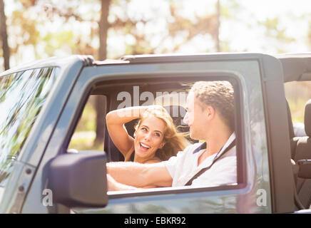 Couple en voiture Banque D'Images