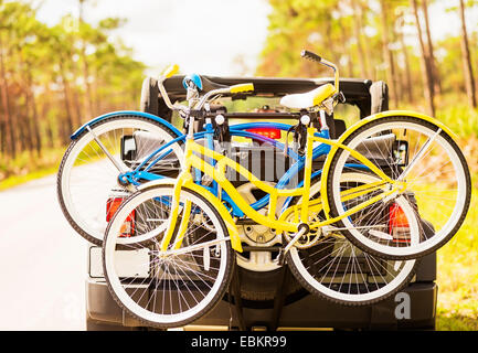 USA, Floride, Tequesta, couple en voiture avec porte vélo Banque D'Images