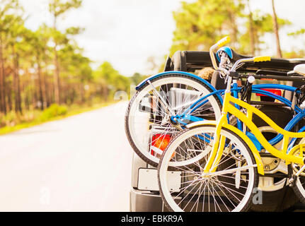 USA, Floride, Tequesta, couple en voiture avec porte vélo Banque D'Images