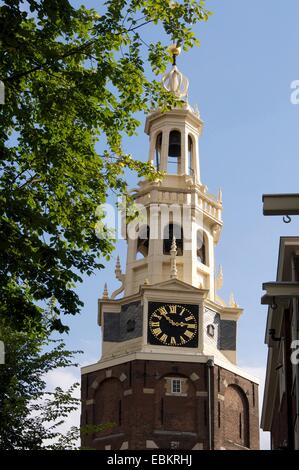 La tour Montelbaanstoren se dresse haute contre un ciel dégagé à Amsterdam pays-Bas, Europe Banque D'Images