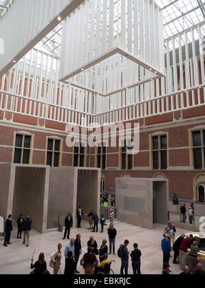 Les visiteurs explorent le magnifique hall d'entrée du Rijksmuseum à Amsterdam présentant un design moderne dans l'architecture historique. Pays-Bas Banque D'Images
