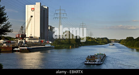 Navire de fret sur le canal près de Rhine-Herne Reckinghausen port intérieur, l'Allemagne, en Rhénanie du Nord-Westphalie, Ruhr, Recklinghausen Banque D'Images