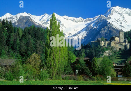 Taufers château avec les Alpes de Zillertal dans l'arrière-plan, l'Italie, le Tyrol du Sud, Sand in Taufers Banque D'Images