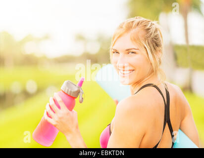 USA, Floride, Jupiter, Portrait of smiling woman drinking water Banque D'Images