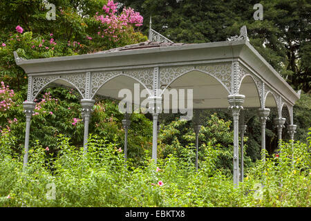 Gazebo de Swan Lake, un abri de jardin en fonte victorienne dans les jardins botaniques de Singapour. Banque D'Images