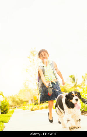 USA, Floride, Jupiter, Portrait of Girl (6-7) promener son chien Banque D'Images