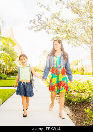 USA, Floride, Jupiter, Girl (6-7) à l'école à pied avec sa maman Banque D'Images