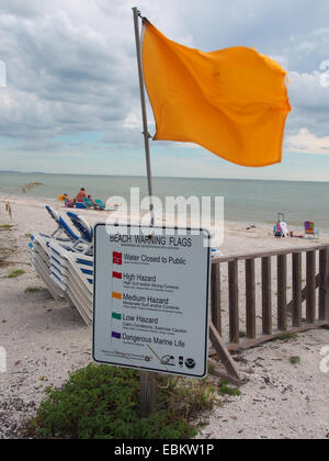 Indicateur d'avertissement de plage au parc d'état de Lovers Key, Fort Myers, Floride, USA, le 6 octobre 2014, © Katharine Andriotis Banque D'Images