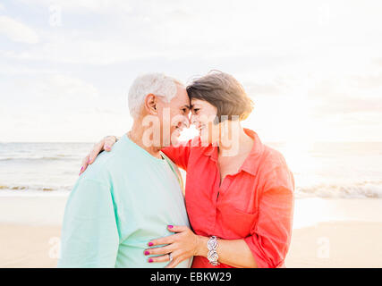USA, Floride, Jupiter, vieux couple de passer du temps ensemble on beach Banque D'Images