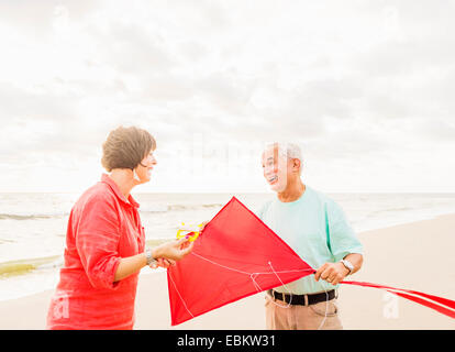 USA, Floride, Jupiter, Couple flying kite on beach Banque D'Images