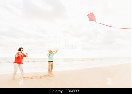 USA, Floride, Jupiter, Couple flying kite on beach Banque D'Images