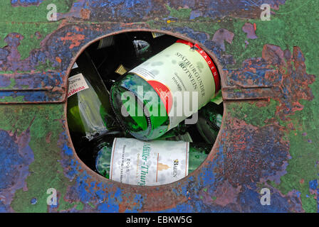 Des bouteilles vides dans abbuzed bottle bank, Allemagne Banque D'Images