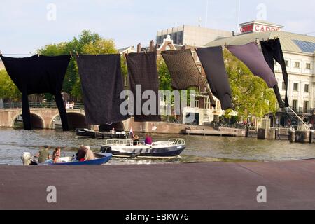 Lave-linge séchant sur une péniche à Amsterdam Banque D'Images