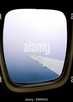 Vue à travers une fenêtre de l'avion pendant le vol. Banque D'Images