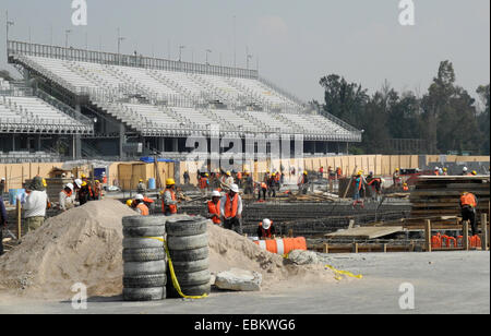 Les travailleurs de la construction sont occupés à bâtir une nouvelle section à l'Autódromo Hermanos Rodríguez' race track à Mexico, 19 novembre 2014. Photo : Dennis Duettmann/dpa Banque D'Images