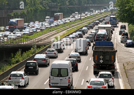 Embouteillage sur l'autoroute A40 dans la région de la Ruhr, en Allemagne, en Rhénanie du Nord-Westphalie, région de la Ruhr, à Essen Banque D'Images