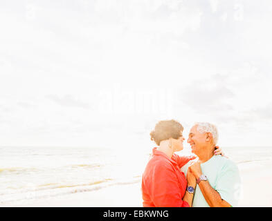 USA, Floride, Jupiter, Couple Dancing on beach at sunrise Banque D'Images