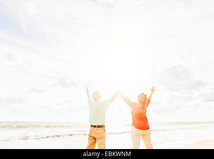 USA, Floride, Jupiter, vue arrière du couple standing on beach Banque D'Images