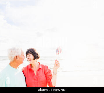 USA, Floride, Jupiter, Couple celebrating Quatrième de Juillet on beach Banque D'Images