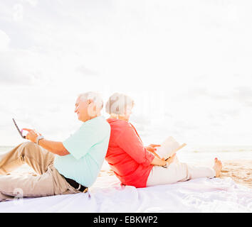 USA, Floride, Jupiter, Couple sitting on beach Banque D'Images