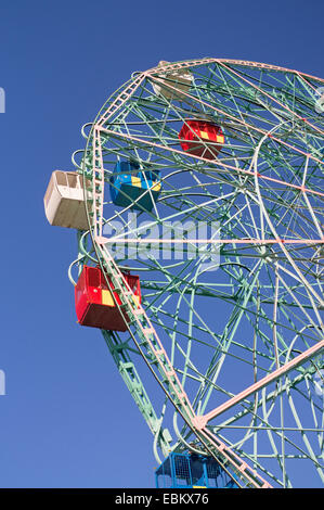 Wonder Wheel, grande roue excentrique Deno's Amusement Park à Coney Island, New York, USA Banque D'Images