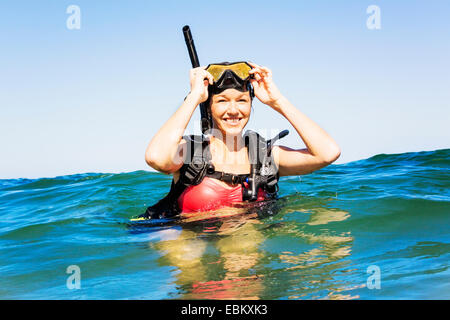 USA, Floride, Jupiter, Portrait de jeune femme de la plongée sous-marine en mer Banque D'Images