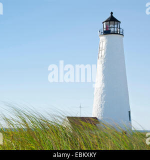 USA, Massachusetts, Nantucket, Grand Point Lighthouse contre ciel clair avec des roseaux en premier plan Banque D'Images