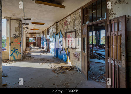 Abandonné High School Hallway Banque D'Images