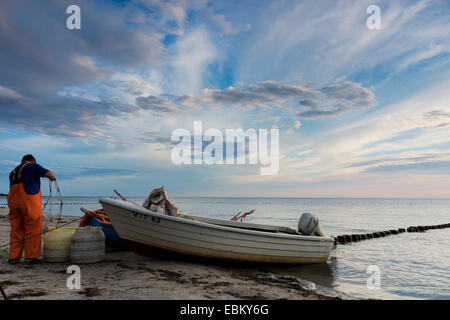 Avec fisher pêcheur bateau sur la plage, de l'Allemagne, de Mecklembourg-Poméranie-Occidentale, Hiddensee Banque D'Images