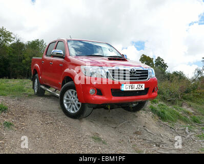 2012 Toyota Hilux Invincible 4 roues motrices pick up Truck Driving off road Banque D'Images