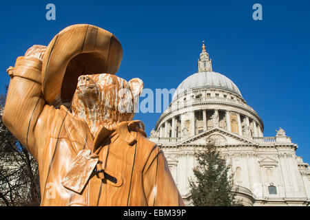 Londres, Royaume-Uni. Le 30 novembre 2014. Statue Ours Paddington Bear 'dans le bois' une partie de la piste Le Paddington, située à Carter Lane Gardens, en face de la Cathédrale St Paul, à Londres, conçu par le photographe Rankin dans l'aide de la NSPCC Crédit : SCFotos - Stuart Crump visuels/Alamy Live News Banque D'Images