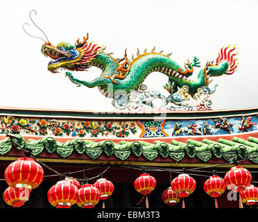 Dragon sur le toit du temple chinois de Tua Pek Kong, Miri, Sarawak, Malaisie Banque D'Images