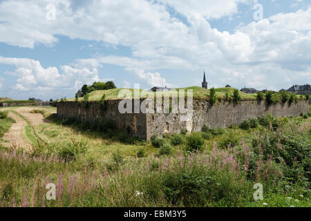 Les célèbres fortifications en forme d'étoile à Rocroi dans les Ardennes françaises région. Banque D'Images