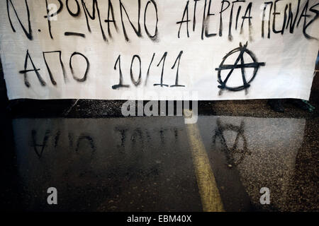 Thessalonique, Grèce. 2 Décembre, 2014. Manifestation en solidarité avec Nikos Romanos anarchiste gréviste de la faim depuis le 10 novembre, qui est hospitalisé à l'hôpital Gennimatas à Athènes, a eu lieu à Thessalonique, Grèce le 2 décembre 2014. Credit : Konstantinos Tsakalidis/Alamy Live News Banque D'Images