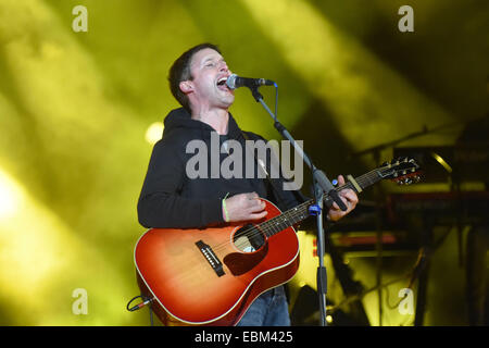 Ischgl, Autriche. 29 Nov, 2014. Chanteur James Blunt effectue au sommet de la montagne concert dans la ville de ski tyrolien d'Ischgl, Autriche, le 29 novembre 2014. La métropole accueille un concert de ski avec des artistes internationaux chaque année au début et à la fin de la saison de ski. Photo : Felix/Hoerhager dpa - PAS DE FIL - SERVICE/dpa/Alamy Live News Banque D'Images