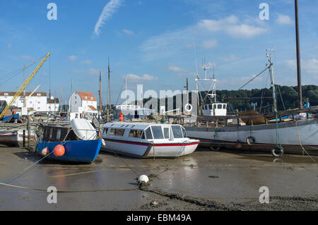 Péniches sur la rivière Deben à Woodbridge Suffolk Angleterre Banque D'Images