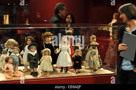 Dresde, Allemagne. 27 Nov, 2014. Les premiers visiteurs de regarder un écran rempli de poupées dans le Stadtmuseum (musée de la ville) à Dresde (Allemagne), 27 novembre 2014. Ils font partie de la nouvelle exposition de Noël "Le monde en miniature" avec des jouets datant de deux siècles à partir de la collection d'Elke Droescher. L'exposition est ouverte jusqu'au 01 mars 2015. Photo : Matthias Hiekel/ZB/dpa/Alamy Live News Banque D'Images