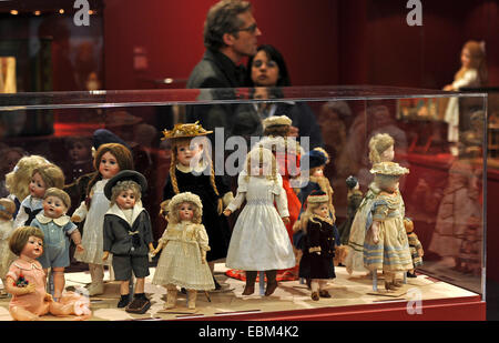 Dresde, Allemagne. 27 Nov, 2014. Les premiers visiteurs de regarder un écran rempli de poupées dans le Stadtmuseum (musée de la ville) à Dresde (Allemagne), 27 novembre 2014. Ils font partie de la nouvelle exposition de Noël "Le monde en miniature" avec des jouets datant de deux siècles à partir de la collection d'Elke Droescher. L'exposition est ouverte jusqu'au 01 mars 2015. Photo : Matthias Hiekel/ZB/dpa/Alamy Live News Banque D'Images