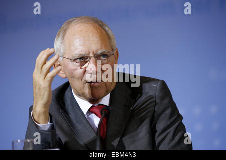 Berlin, Allemagne. 2 Décembre, 2014. Inscrivez-vous conférence de presse à l'occasion de la 47e Conseil économique et financier franco-allemand avec le Ministre allemand des Finances, Wolfgang SchŠuble et Sigmar Gabriel, le ministre de l'économie et leurs homologues français Michel Sapin et Emmanuel Macron ainsi que le président de la Bundesbank Jens Weidmann et Anne Le Lorier, premier sous-gouverneur de la Banque de France, le 2décembre 2014, à Berlin, Allemagne. / Photo : Wolfgang SchŠuble (CDU), Ministre allemand des Finances. Credit : Reynaldo Chaib Paganelli/Alamy Live News Banque D'Images