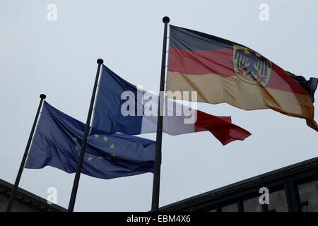 Berlin, Allemagne. 2 Décembre, 2014. Inscrivez-vous conférence de presse à l'occasion de la 47e Conseil économique et financier franco-allemand avec le Ministre allemand des Finances, Wolfgang SchŠuble et Sigmar Gabriel, le ministre de l'économie et leurs homologues français Michel Sapin et Emmanuel Macron ainsi que le président de la Bundesbank Jens Weidmann et Anne Le Lorier, premier sous-gouverneur de la Banque de France, le 2décembre 2014, à Berlin, Allemagne. Credit : Reynaldo Chaib Paganelli/Alamy Live News Banque D'Images