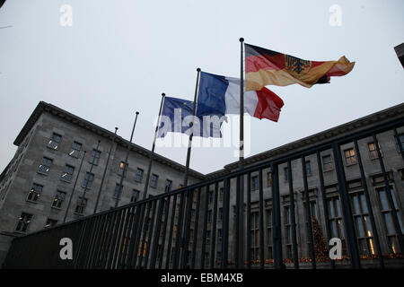 Berlin, Allemagne. 2 Décembre, 2014. Inscrivez-vous conférence de presse à l'occasion de la 47e Conseil économique et financier franco-allemand avec le Ministre allemand des Finances, Wolfgang SchŠuble et Sigmar Gabriel, le ministre de l'économie et leurs homologues français Michel Sapin et Emmanuel Macron ainsi que le président de la Bundesbank Jens Weidmann et Anne Le Lorier, premier sous-gouverneur de la Banque de France, le 2décembre 2014, à Berlin, Allemagne. Credit : Reynaldo Chaib Paganelli/Alamy Live News Banque D'Images