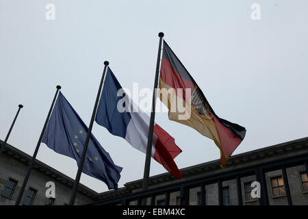 Berlin, Allemagne. 2 Décembre, 2014. Inscrivez-vous conférence de presse à l'occasion de la 47e Conseil économique et financier franco-allemand avec le Ministre allemand des Finances, Wolfgang SchŠuble et Sigmar Gabriel, le ministre de l'économie et leurs homologues français Michel Sapin et Emmanuel Macron ainsi que le président de la Bundesbank Jens Weidmann et Anne Le Lorier, premier sous-gouverneur de la Banque de France, le 2décembre 2014, à Berlin, Allemagne. Credit : Reynaldo Chaib Paganelli/Alamy Live News Banque D'Images