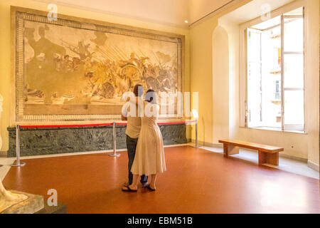 Un couple à la recherche à la mosaïque d'Alexandre, dans le Musée Archéologique National de Naples. Banque D'Images