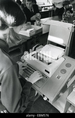 Des ordinateurs dans les écoles, élèves à la Thomas Bennett complète dans Crawley, Surrey, à l'aide d'ordinateurs ICL 1900 en octobre 1969 Banque D'Images