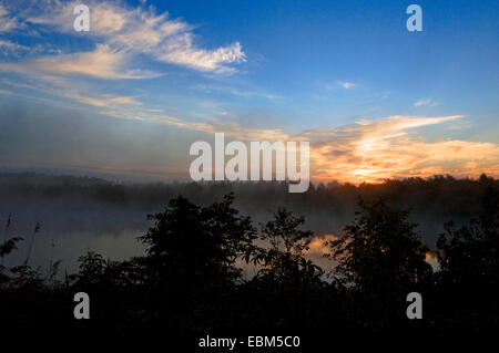 Étang avec mist rising au lever du soleil près de Patoka River National Wildlife Refuge, près de Winslow, Indiana. Banque D'Images