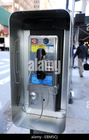 Manhattan New York USA - cabine téléphonique publique payante sur la rue Banque D'Images